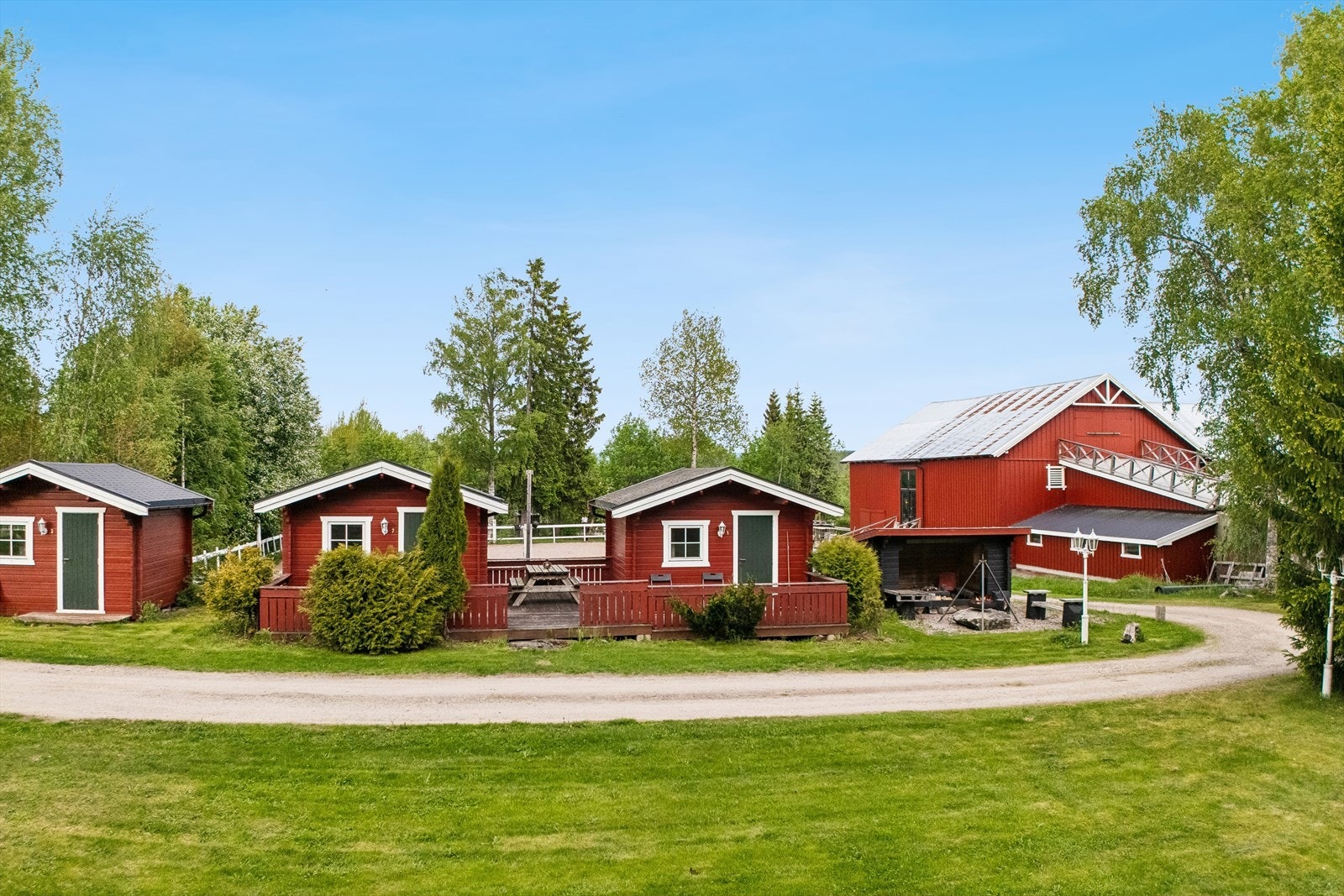 På tunet står to campinghytter, samt en felles hytte med kjøkkeninnredning. Galleribilde