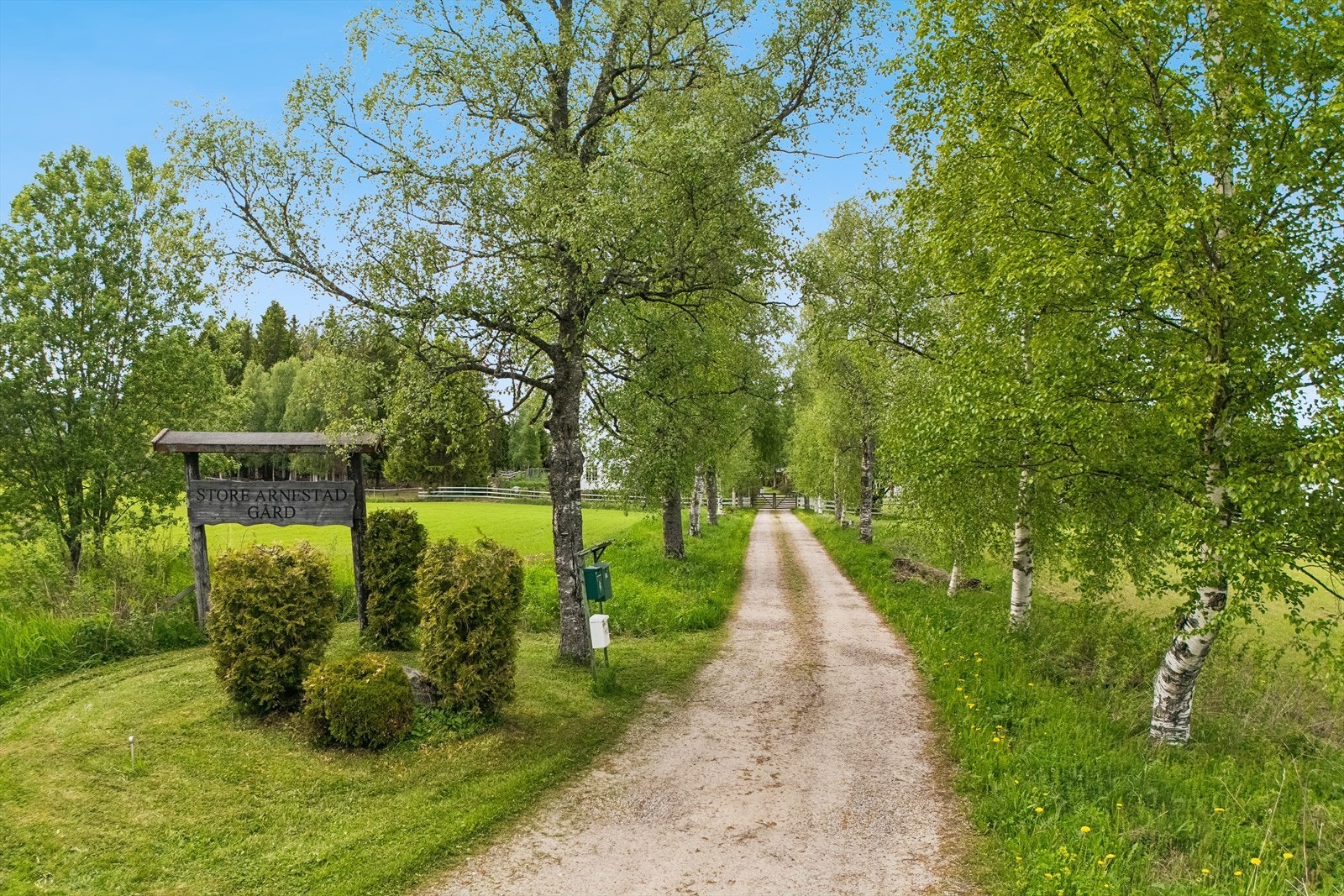 Store Arnestad Gård er et innholdsrikt gårdstun med tre bolighus, driftsbygning, stabbur og utleiehytte. Galleribilde