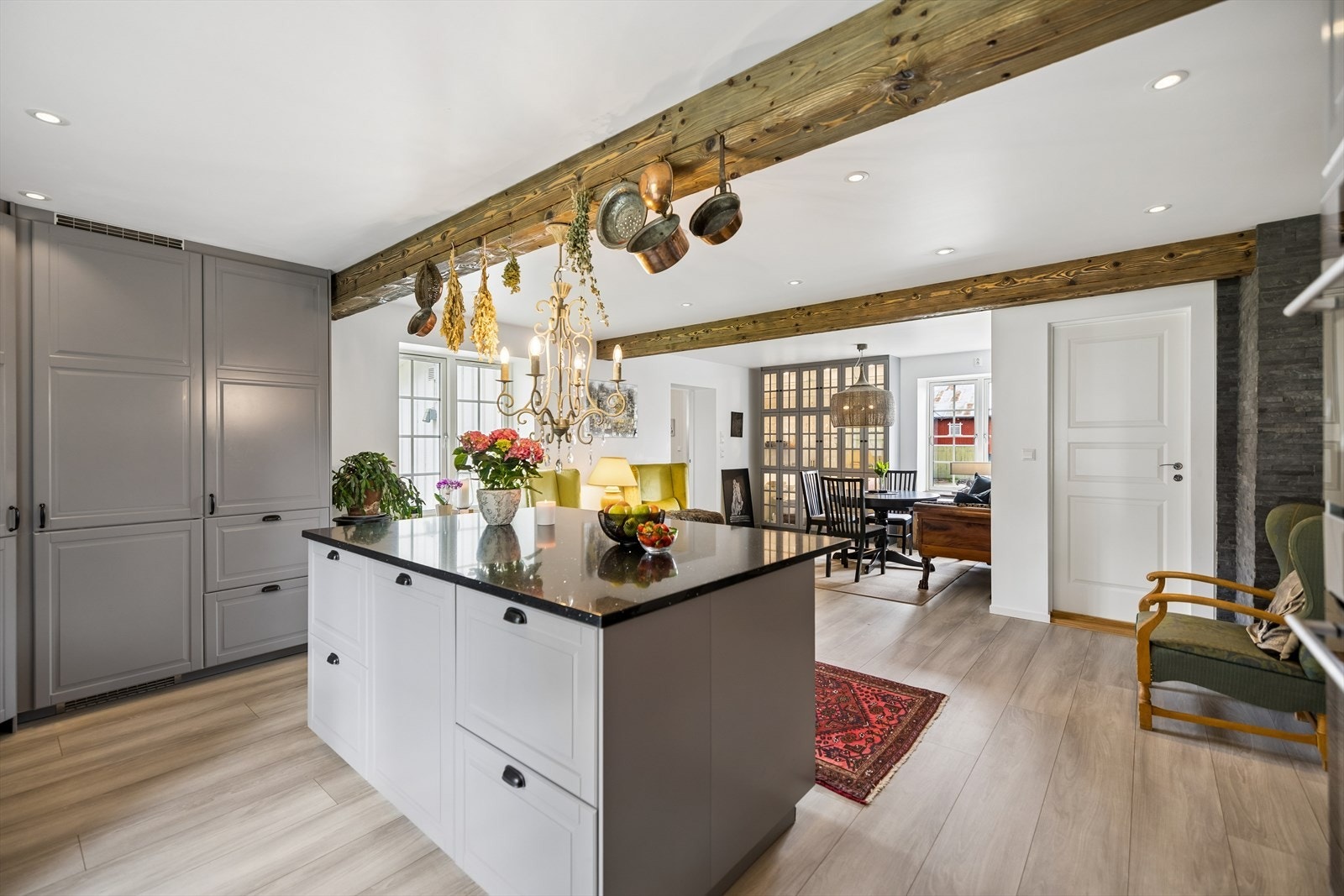 Kjøkkenet i hovedhuset ble modernisert i 2019 og har en stor kjøkkenøy. Galleribilde