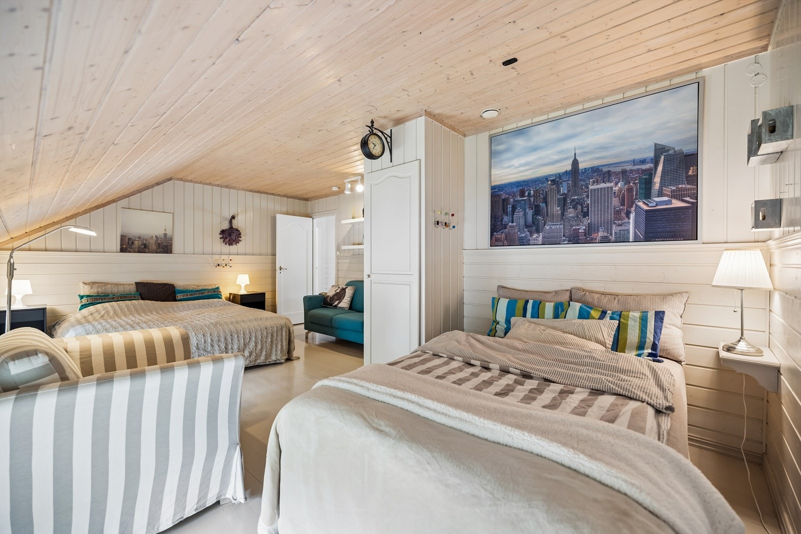 Stort gjesterom med romslig plass til 2 senger. Rommet er ikke godkjent til varig opphold iht godkjent byggetegninger. Galleribilde