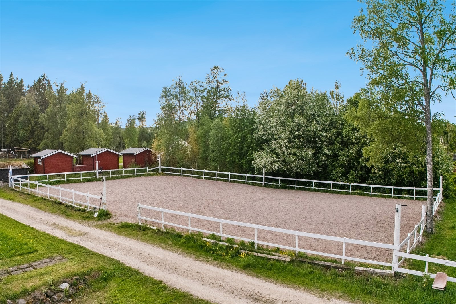 Eiendommen har en stor, inngjerdet ridebane. Galleribilde