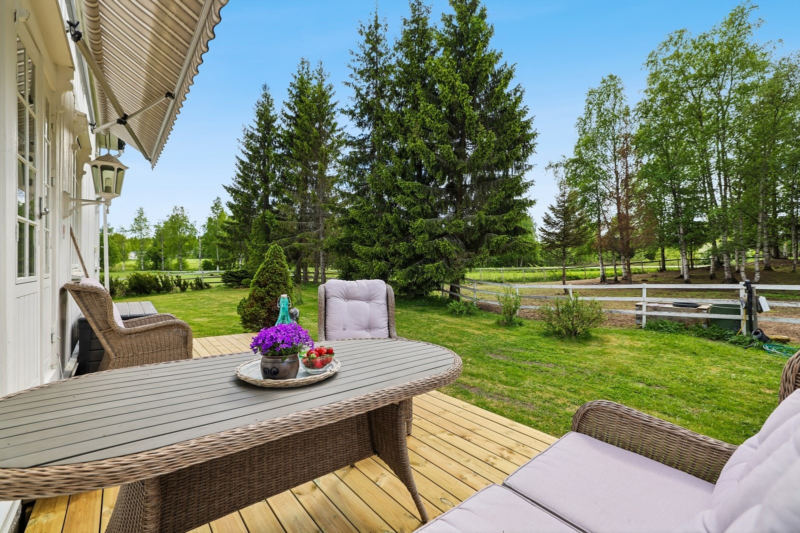 Den nybygde terrassen har god plass til sittegrupper og utsikt over hagen. Galleribilde