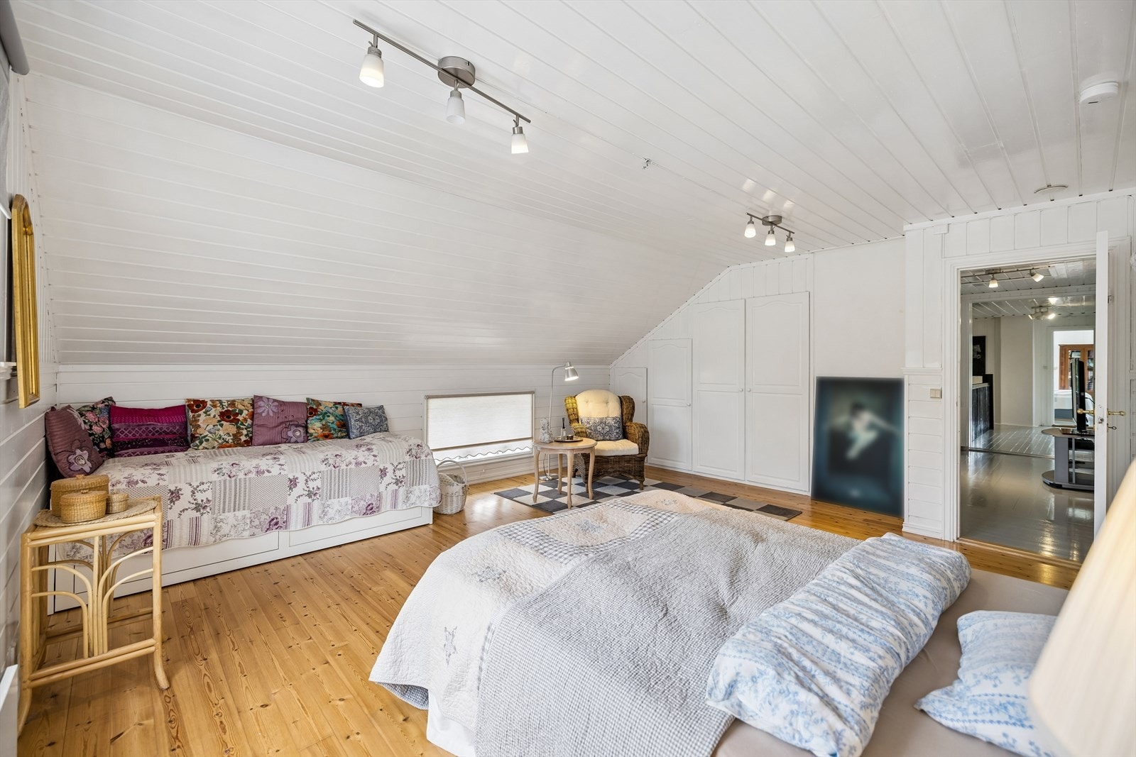 Romslig soverom med god plass til både seng og sittegruppe. Galleribilde