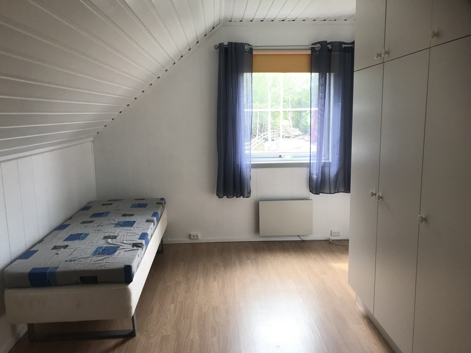 Det er to soverom i 2. etasje. Selgers foto. Galleribilde