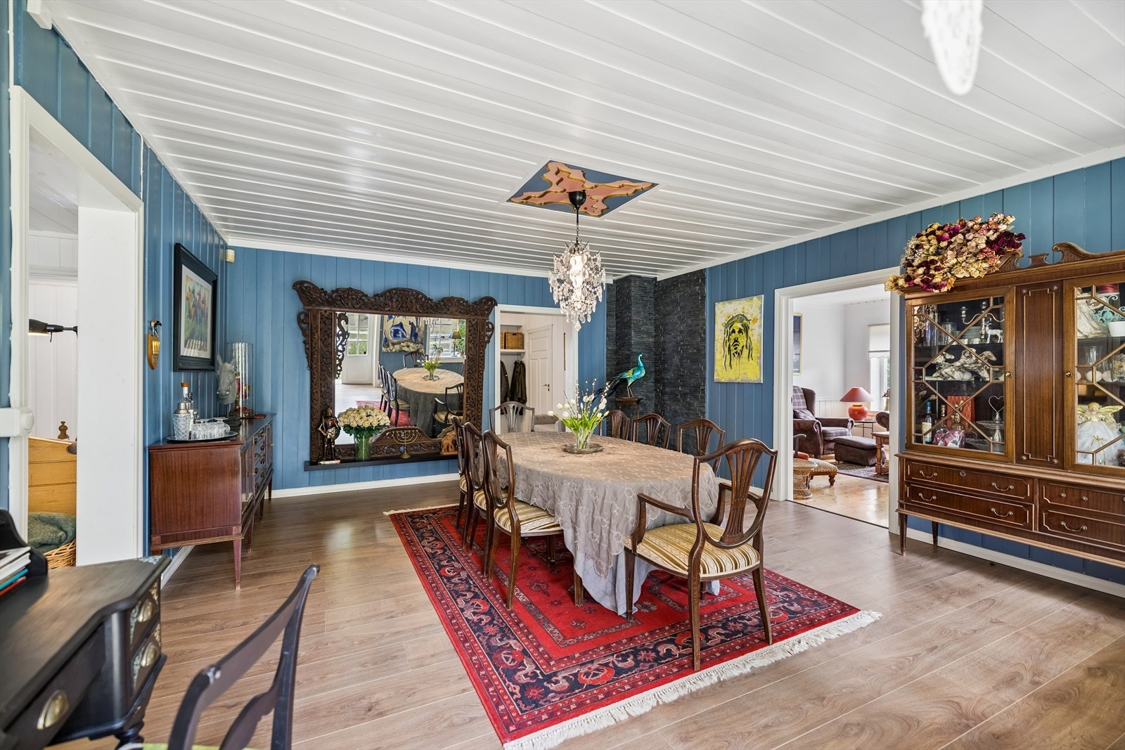 Spisestuen er et naturlig samlingspunkt med god plass til langbord. Galleribilde