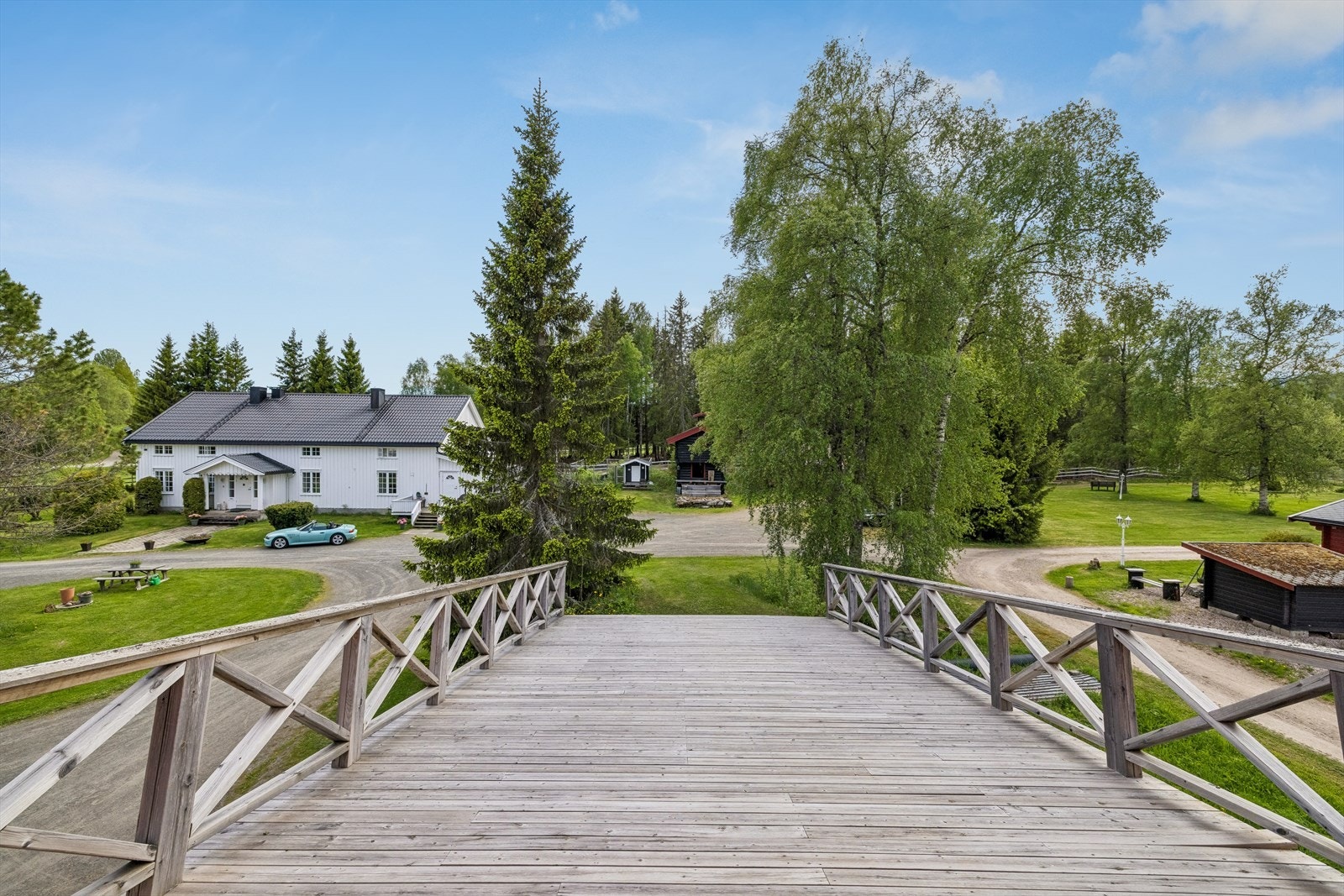 Fra låvebrua har man et fint skue utover eiendommen Galleribilde