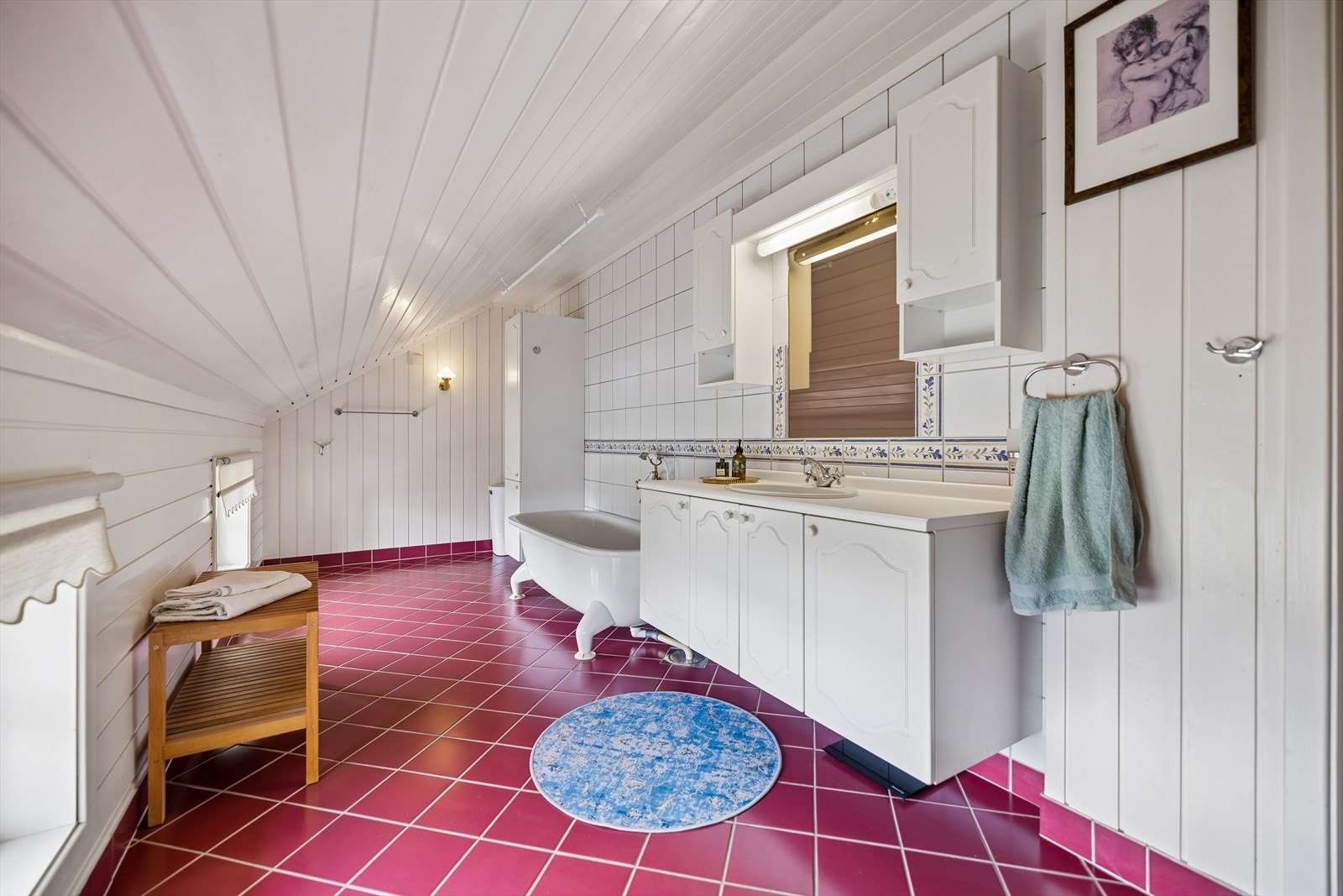 Rommet har fliser på gulv, samt malt panel på vegger og i tak. Galleribilde