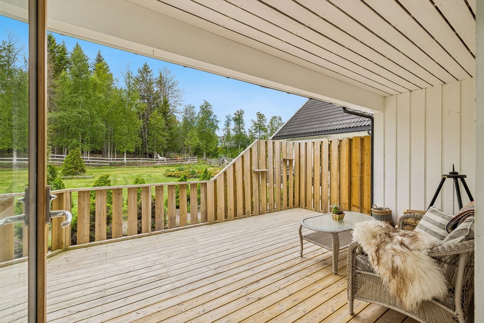 Uteplassen er delvis overbygget og har god plass til møblering. Galleribilde