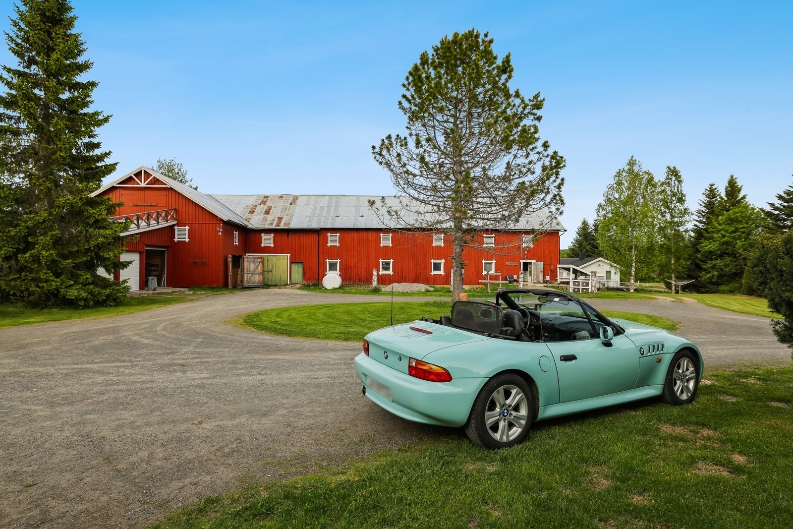 Store Arnestad Gård byr på et unikt potensial for både flerbruk, næring og storfamilieliv. Den store driftsbygningen er tilrettelagt for hestehold med fem stallbokser, vaskeplass og salrom. Galleribilde