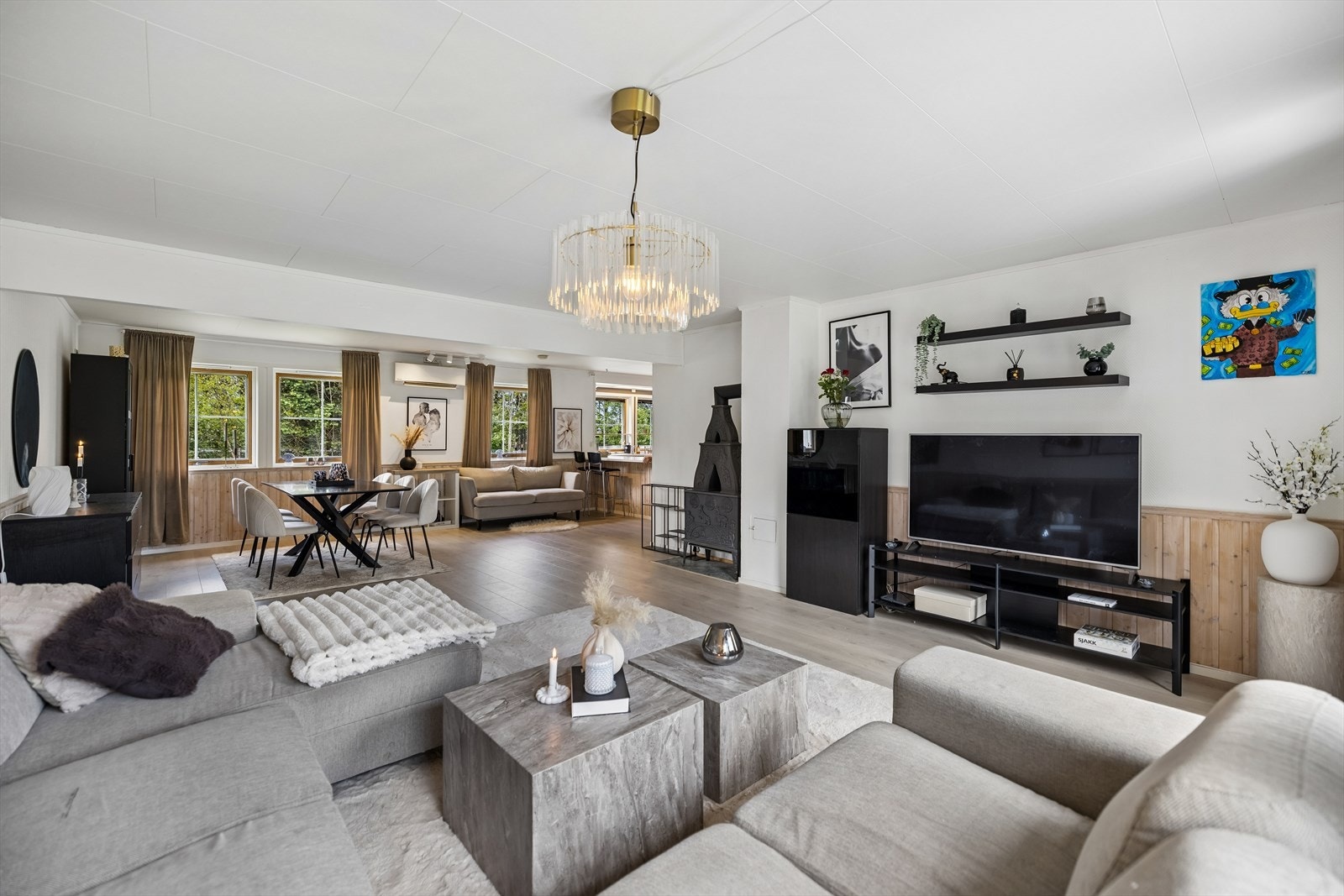 Stor stue i hoveddelen av Kristine-huset, med plass til både spisebord og sofagruppe. Galleribilde