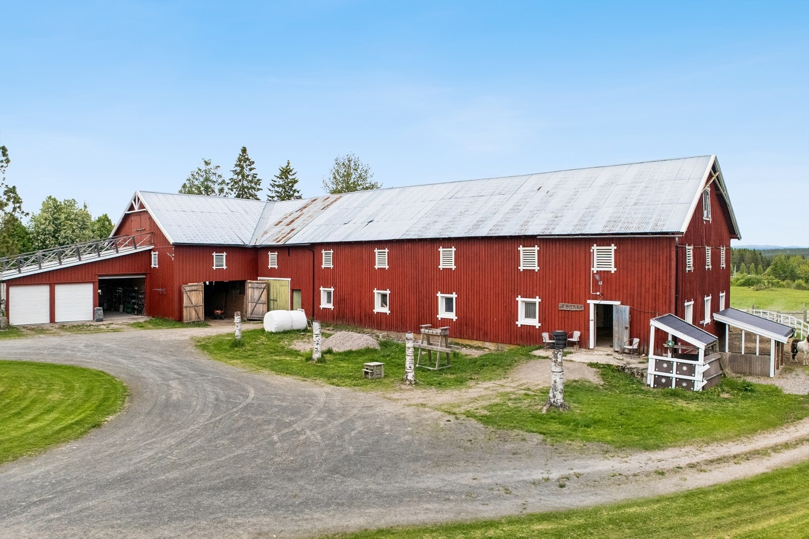 Den innholdsrike driftsbygningen er ideell for hestehold, hobbyer og bilentusiaster. Galleribilde