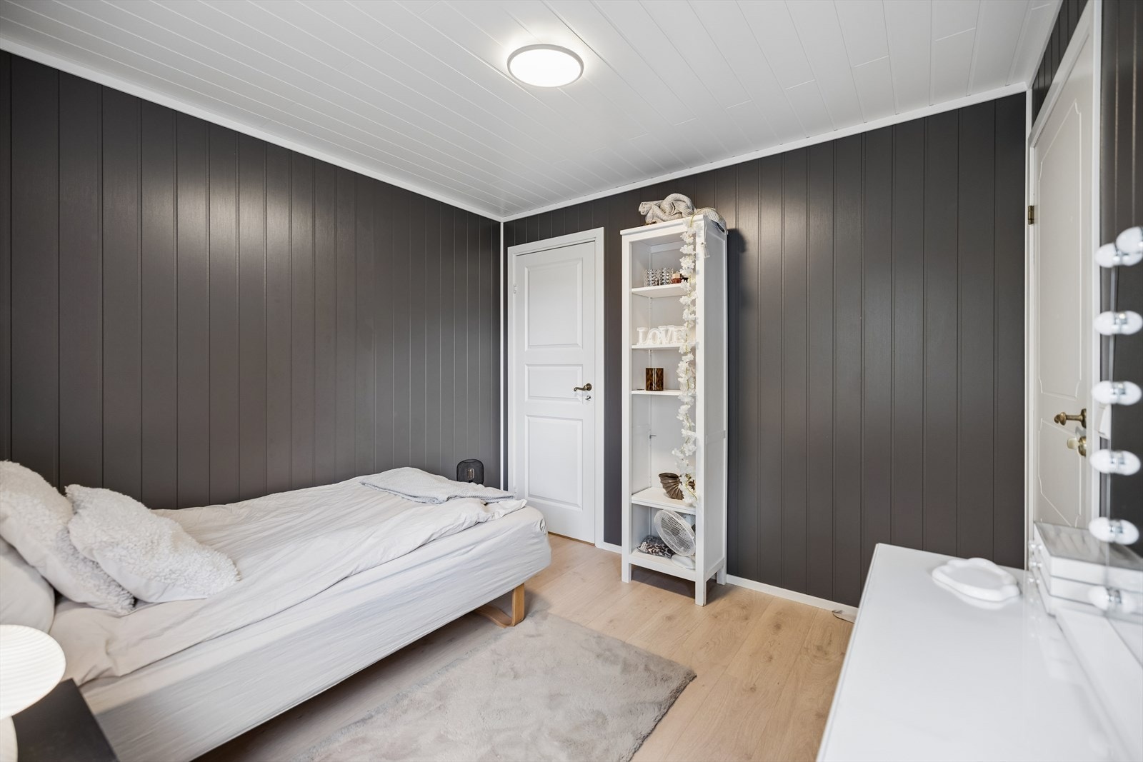 Et av soverommene i første etasje i Kristine-huset. Galleribilde