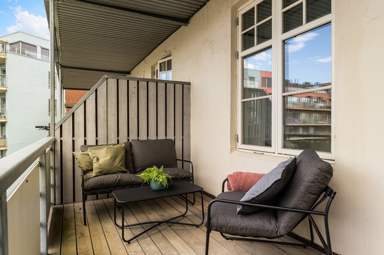 Leiligheten har bruksrett på sin del av balkong. Adkomsten er via felles gang. Balkongen ligger svært fint til med herlig ettermiddag- og kveldssol. Galleribilde
