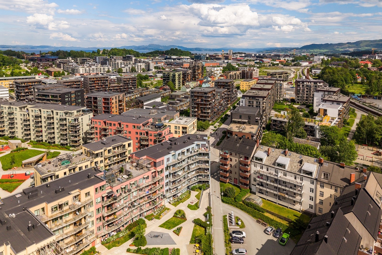 Beliggenheten på Lilleby, et av Trondheims mest attraktive områder, gir deg det beste fra to verdener med flotte turområder rett utenfor døren, urbane omgivelser og bare noen få minutters gange inn til selve bykjernen. Galleribilde