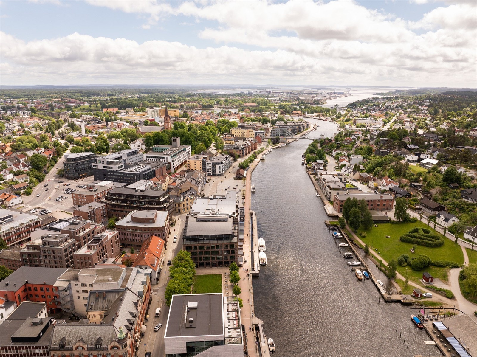 Få minutters gange til stasjonen er praktisk om du benytter toget hyppig. Reisetiden til Oslo er på rett under én time. Galleribilde