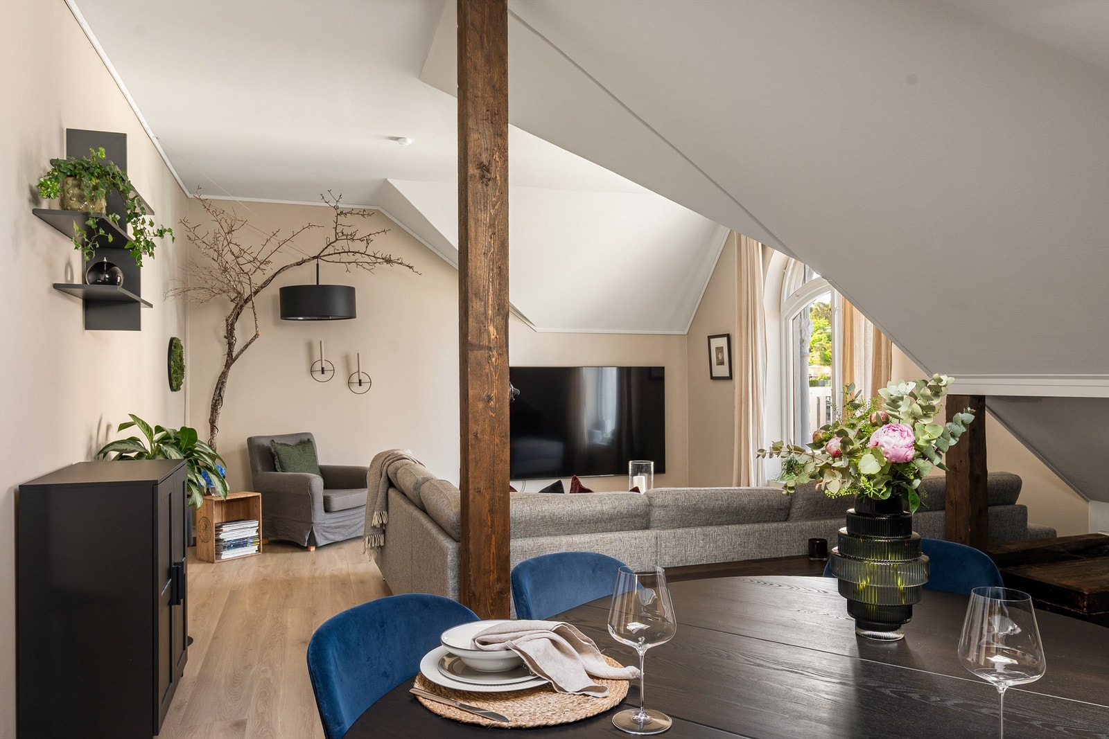 Innslag av skrånende himlinger gir en romfølelse av den lune sorten og et tydelig inntrykk av en loftsleilighet. Galleribilde