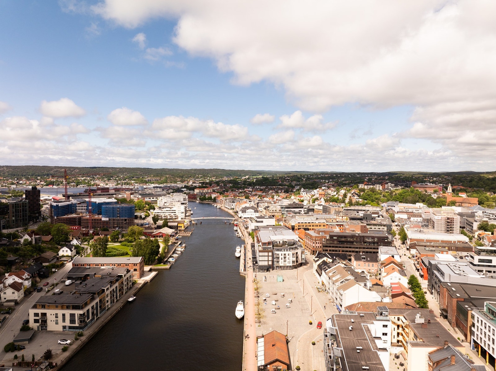 Fra leiligheten kan du nær sagt gå rett ut på elvepromenaden som yrer av liv sommerstid. I de nærmeste kvartalene finnes mange av byens store utvalg spisesteder. Galleribilde