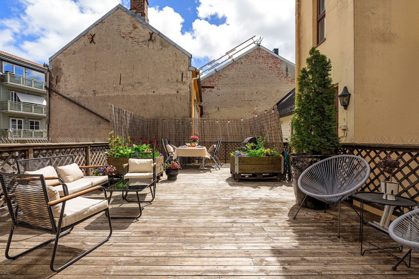 På sameiets avskjermede bakgårdsterrasse er det lite som antyder hvor sentrale omgivelsene faktisk er. Galleribilde
