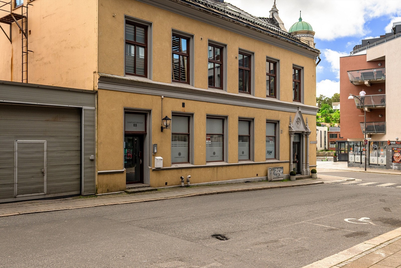 Sameiet Dampskipsbrygga 10 består av fire boligseksjoner samt én næringsseksjon på bakkeplan. Galleribilde