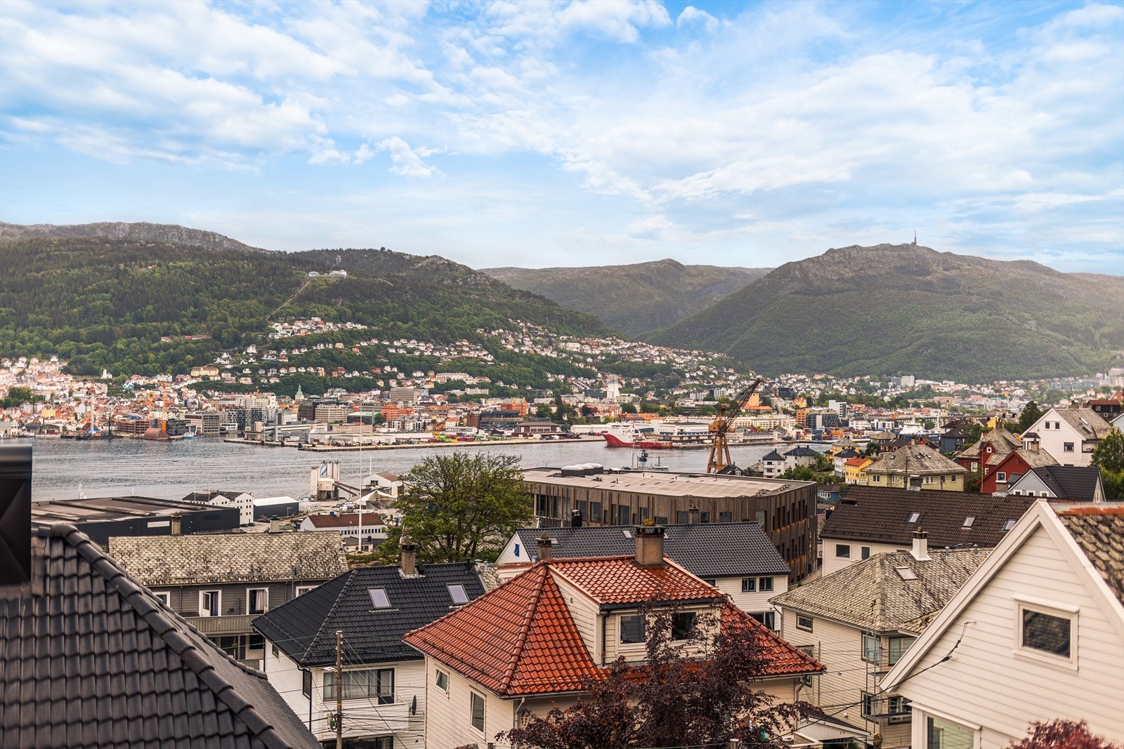 Vid utsikt mot Bergen sentrum og byfjellene. Galleribilde