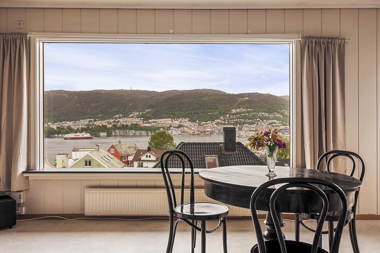 Store vindusflater gir rikelig med lys og rammer inn utsikten. Galleribilde