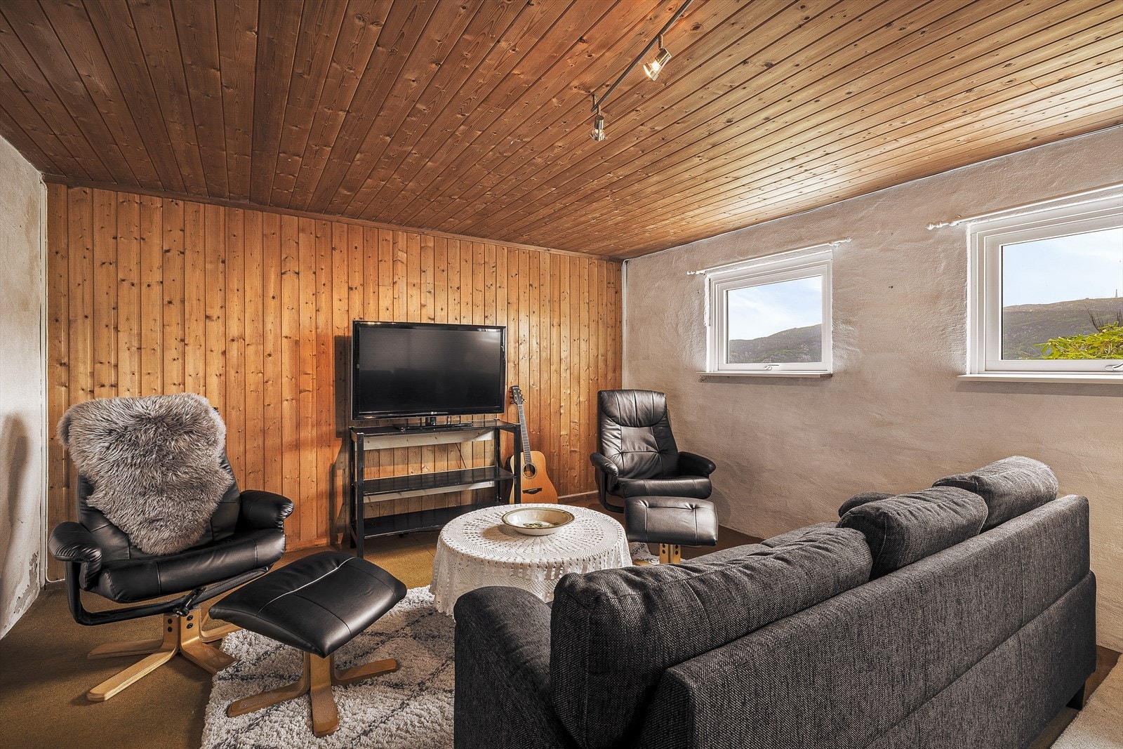 Kjellerstuen er et lunt og anvendelig rom med panel på vegger og i tak. Galleribilde