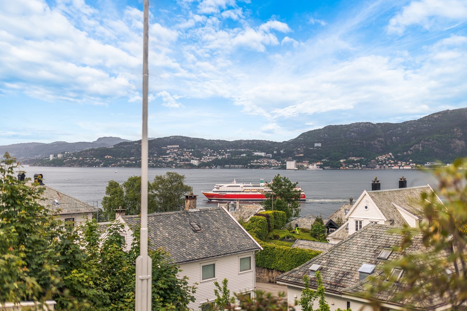 Fra eiendommen er det utsikt over innseilingen og byfjorden. Galleribilde