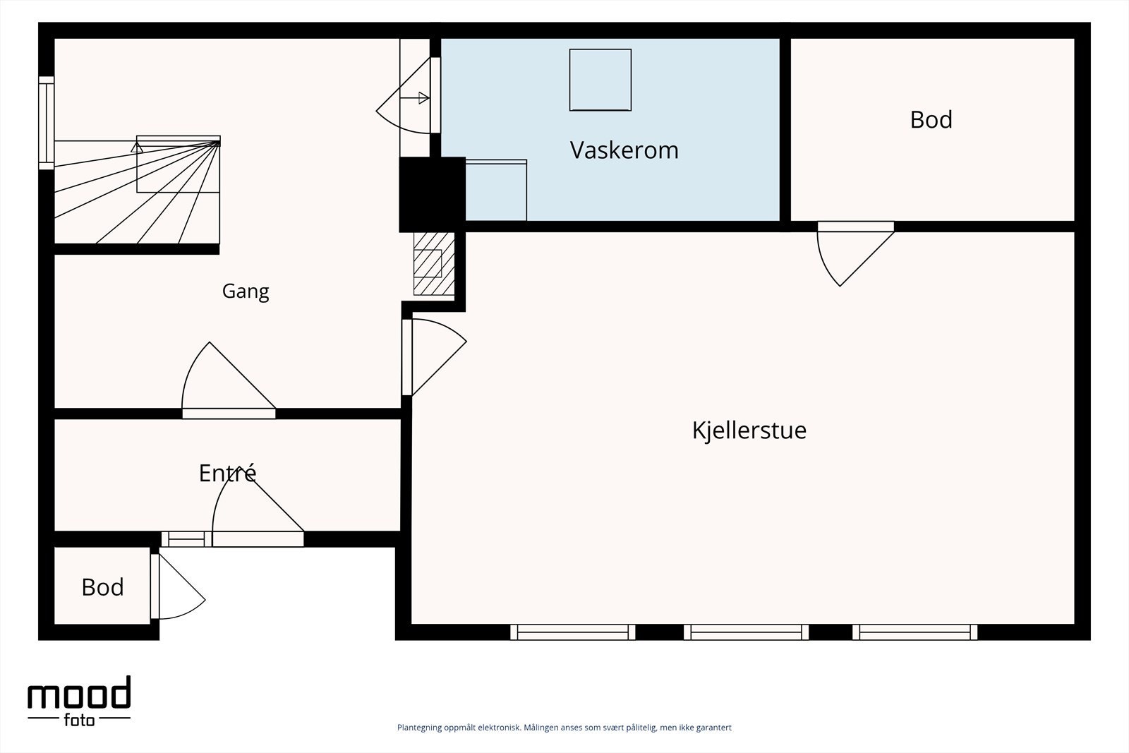 Underetasjen inneholder entré, gang, en romslig kjellerstue, vaskerom og bod. Galleribilde