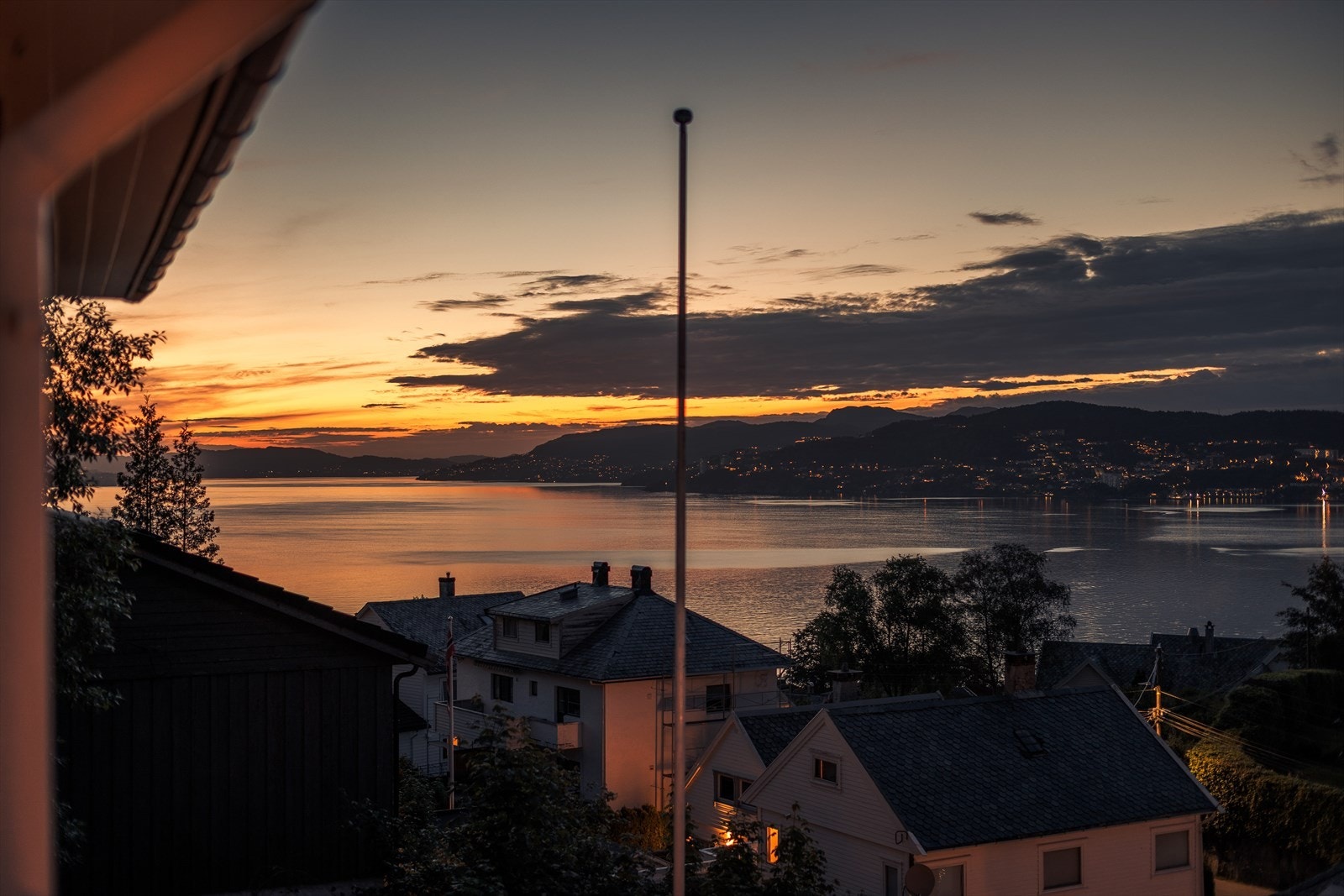Stemningsfull utsikt mot solnedgangen over fjorden. Galleribilde