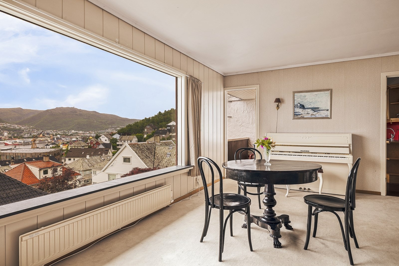 Utsikt over nærområdet og innseilingen til Bergen. Galleribilde