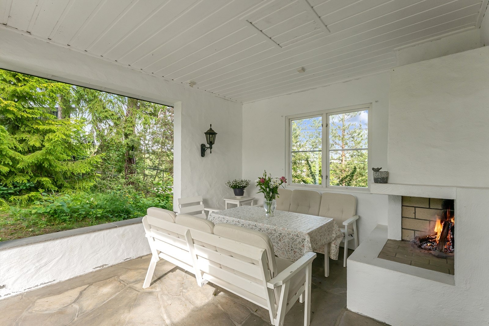 Terrassen har en egen utepeis som forlenger sesongen og skaper en lun atmosfære. Galleribilde