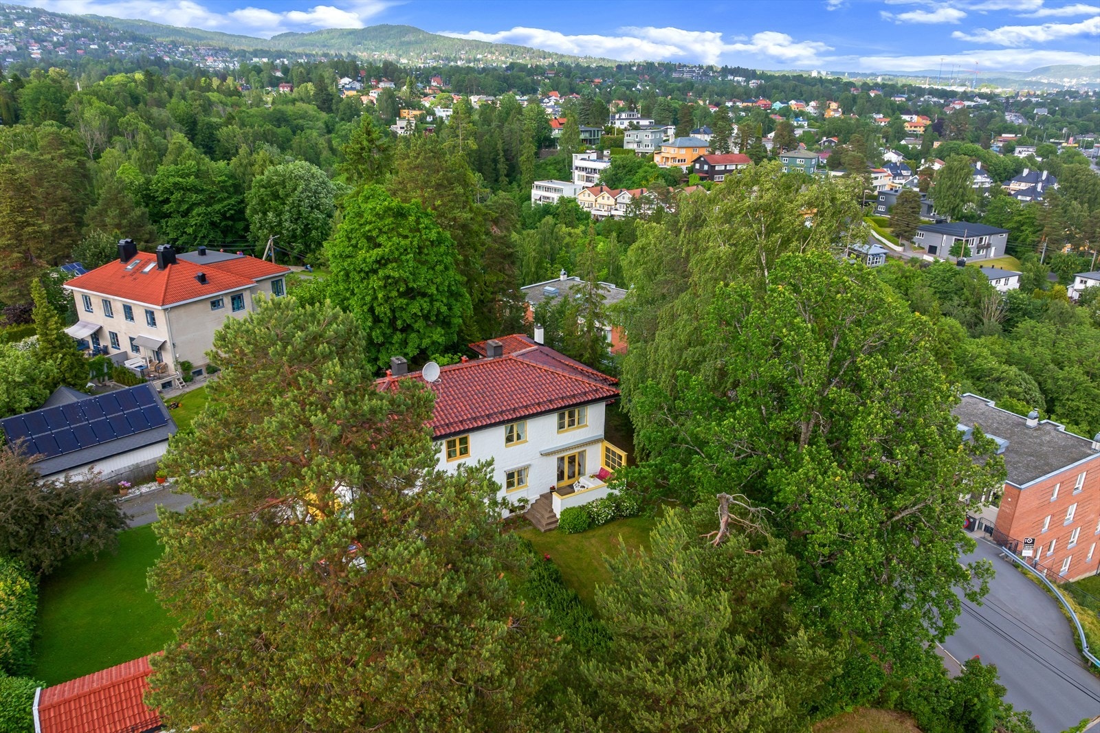 Eiendommen ligger på et høydedrag på Montebello, med nærhet til turområder som blant annet Husebyskogen. Galleribilde