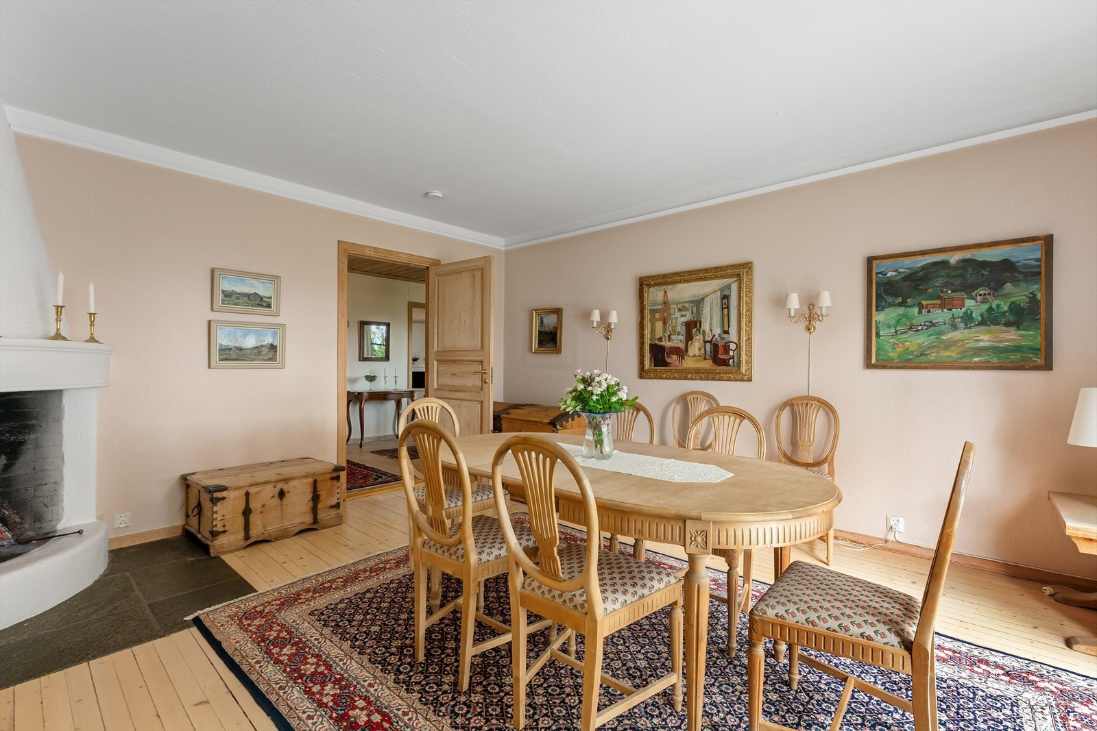 Spisestuen har originale tregulv og ligger praktisk til i tilknytning til kjøkkenet. Galleribilde