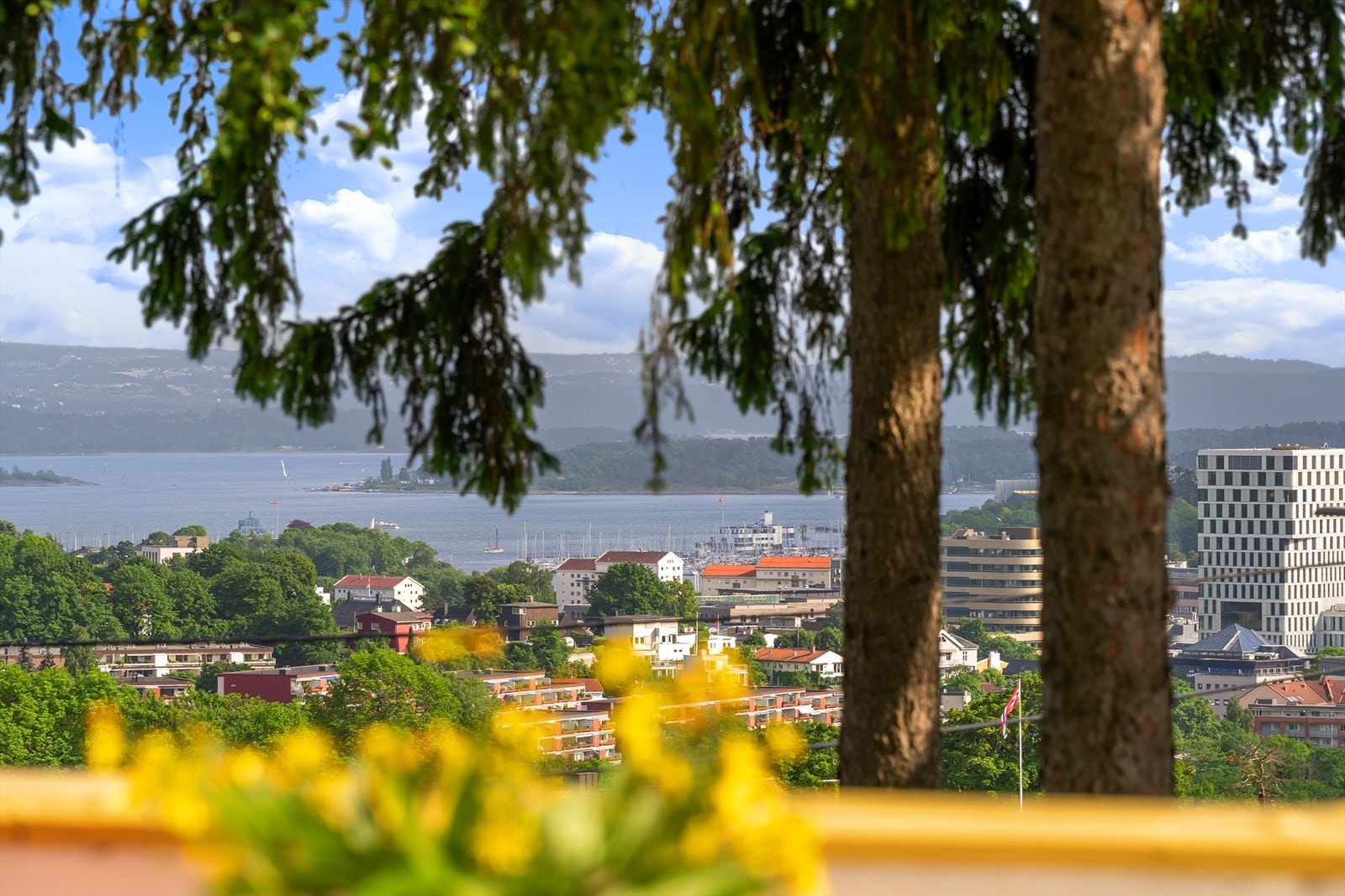 Fra eiendommen er det flott utsikt over Oslo og mot fjorden. Beliggenheten i en blindvei gir trygge og barnevennlige omgivelser. Galleribilde