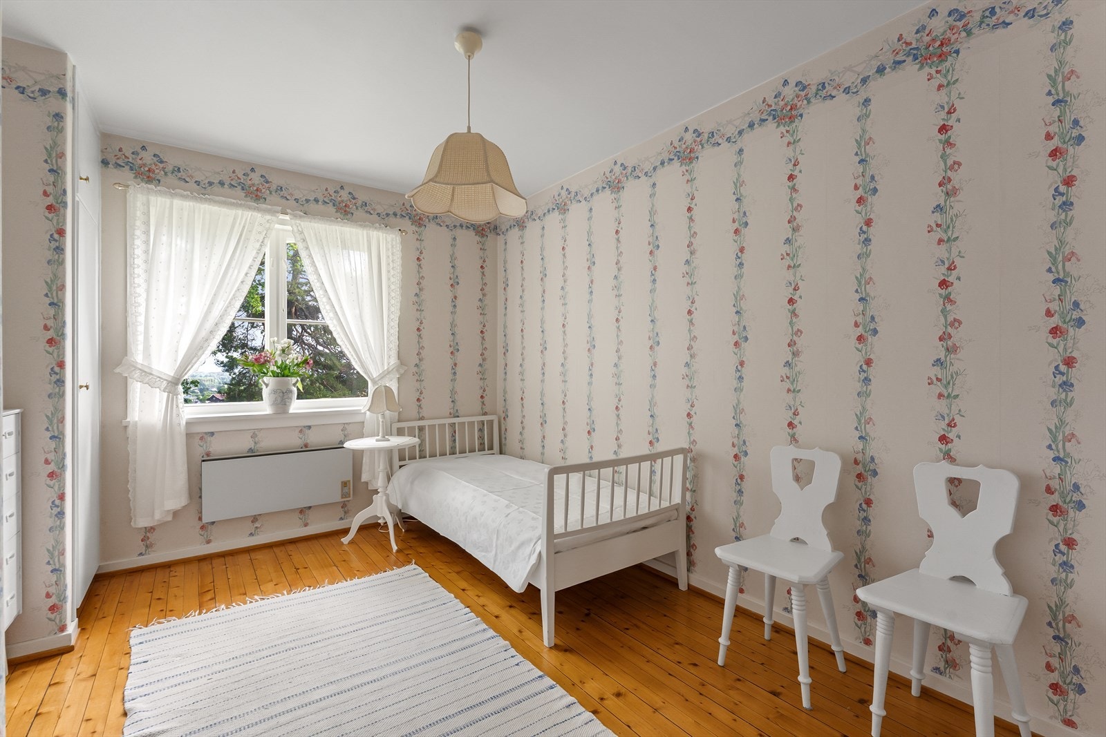 Det andre soverommet har også originale tregulv og plass til seng og garderobeskap. Galleribilde