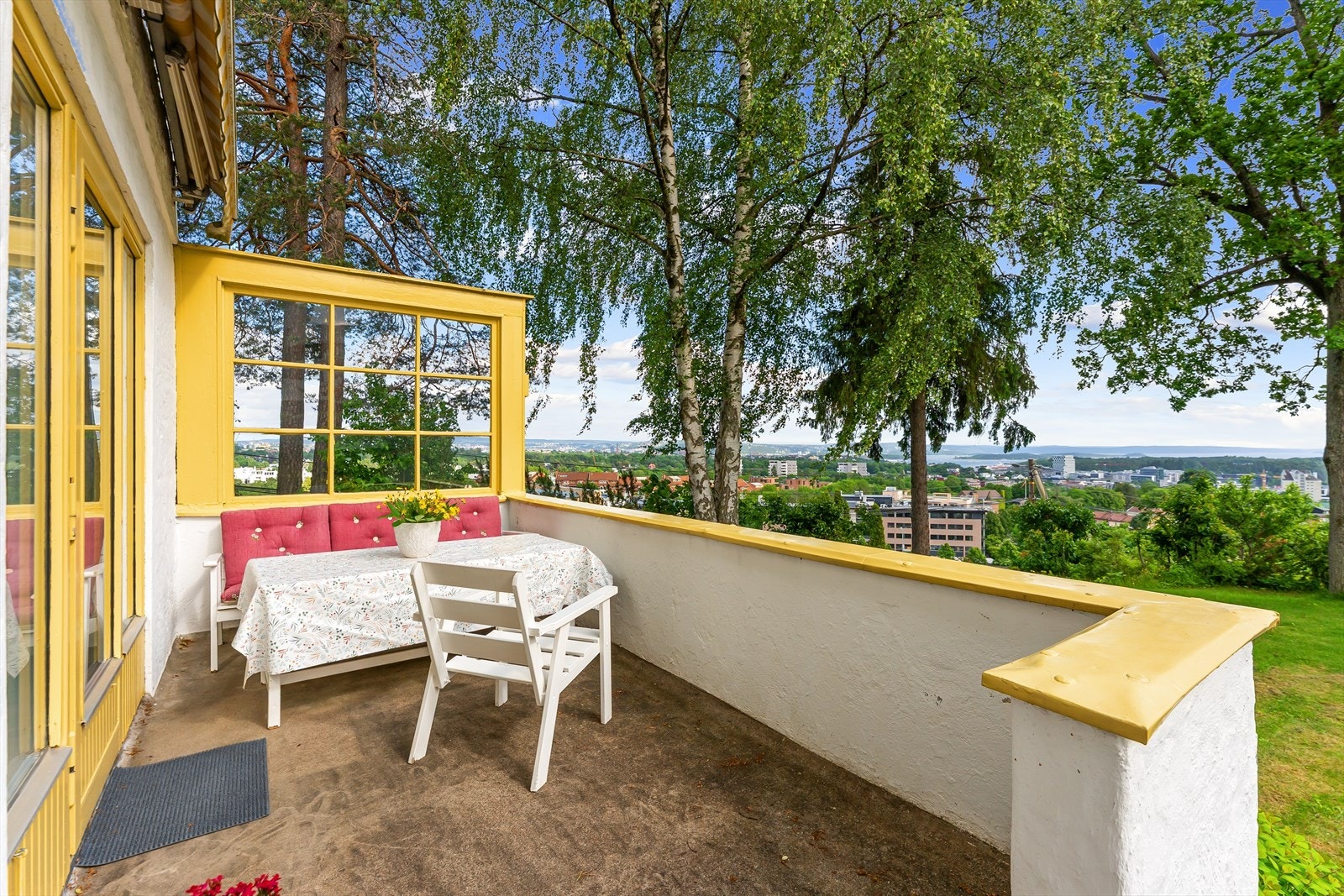Fra spisestuen er det utgang til en veranda med flott utsikt. Galleribilde