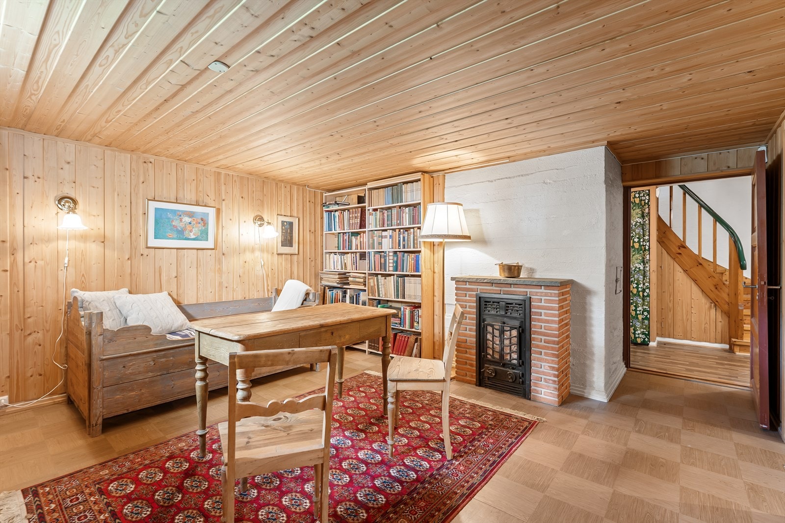 Kjellerstuen har en original kamin og er et lunt og hyggelig tilleggsrom. Galleribilde