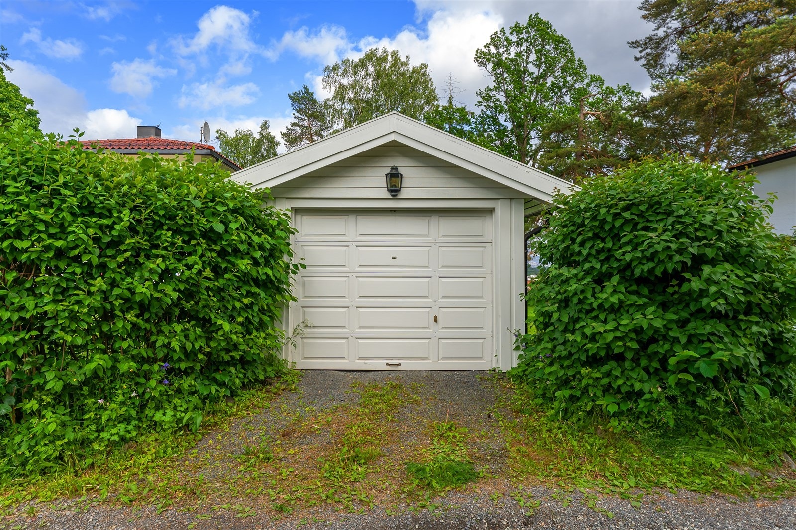 Frittstående garasje fra 1998 med plass til én bil. Garasjen har innlagt strøm. Galleribilde
