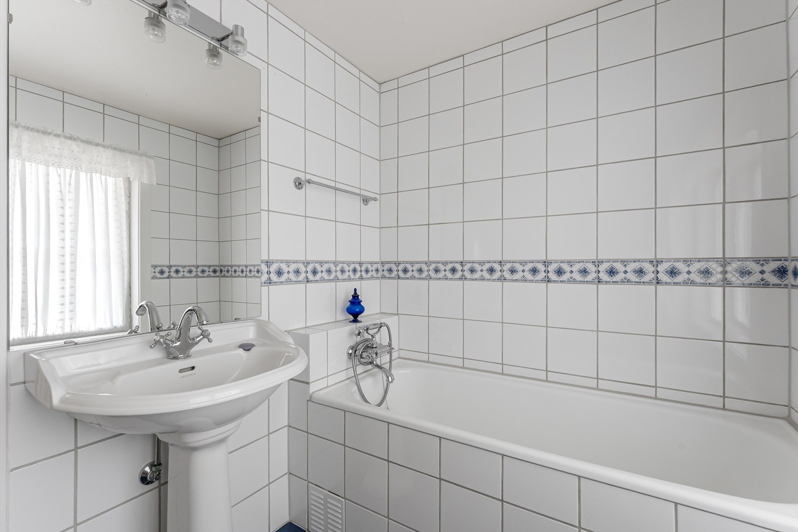Badet i andre etasje har fliser på gulv og vegger, samt gulvvarme. Galleribilde