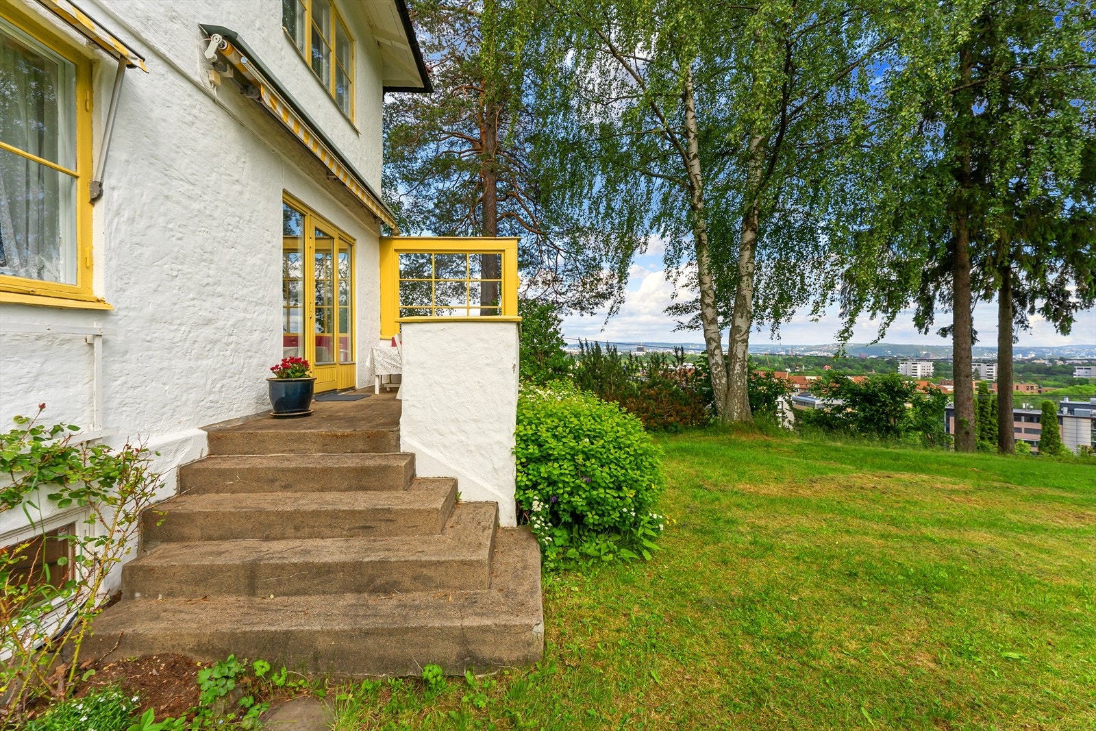 Trapp som leder fra verandaen og ned til den pent opparbeidede hagen. Galleribilde