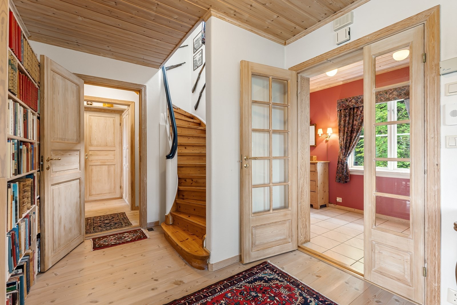 Hallen binder sammen første etasje og har trapp opp til andre etasje og ned til underetasjen. Galleribilde