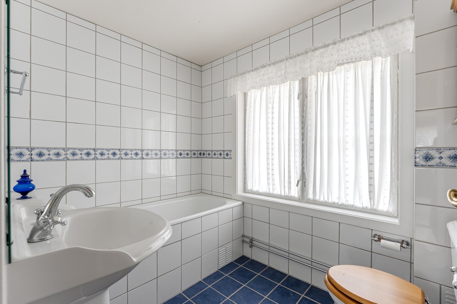 Rommet er innredet med badekar, servantinnredning og toalett. Galleribilde