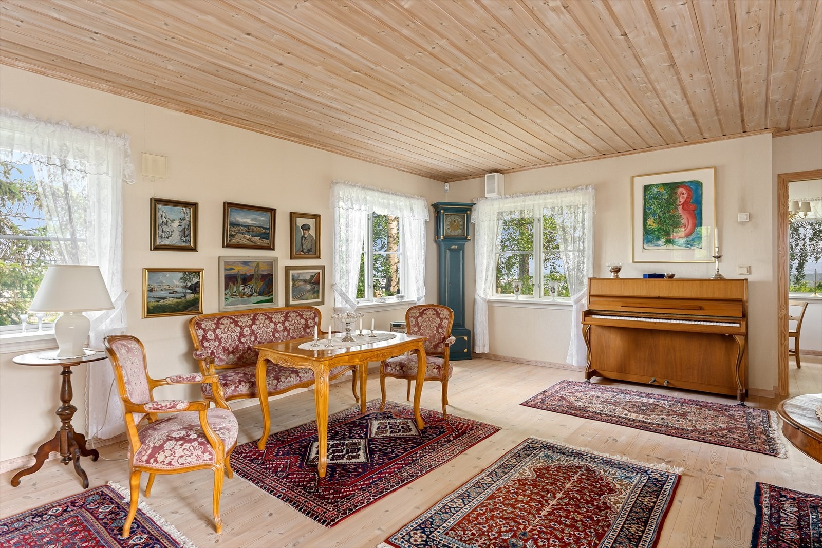 De mange vinduene gir rikelig med dagslys og utsikt mot hagen. Galleribilde