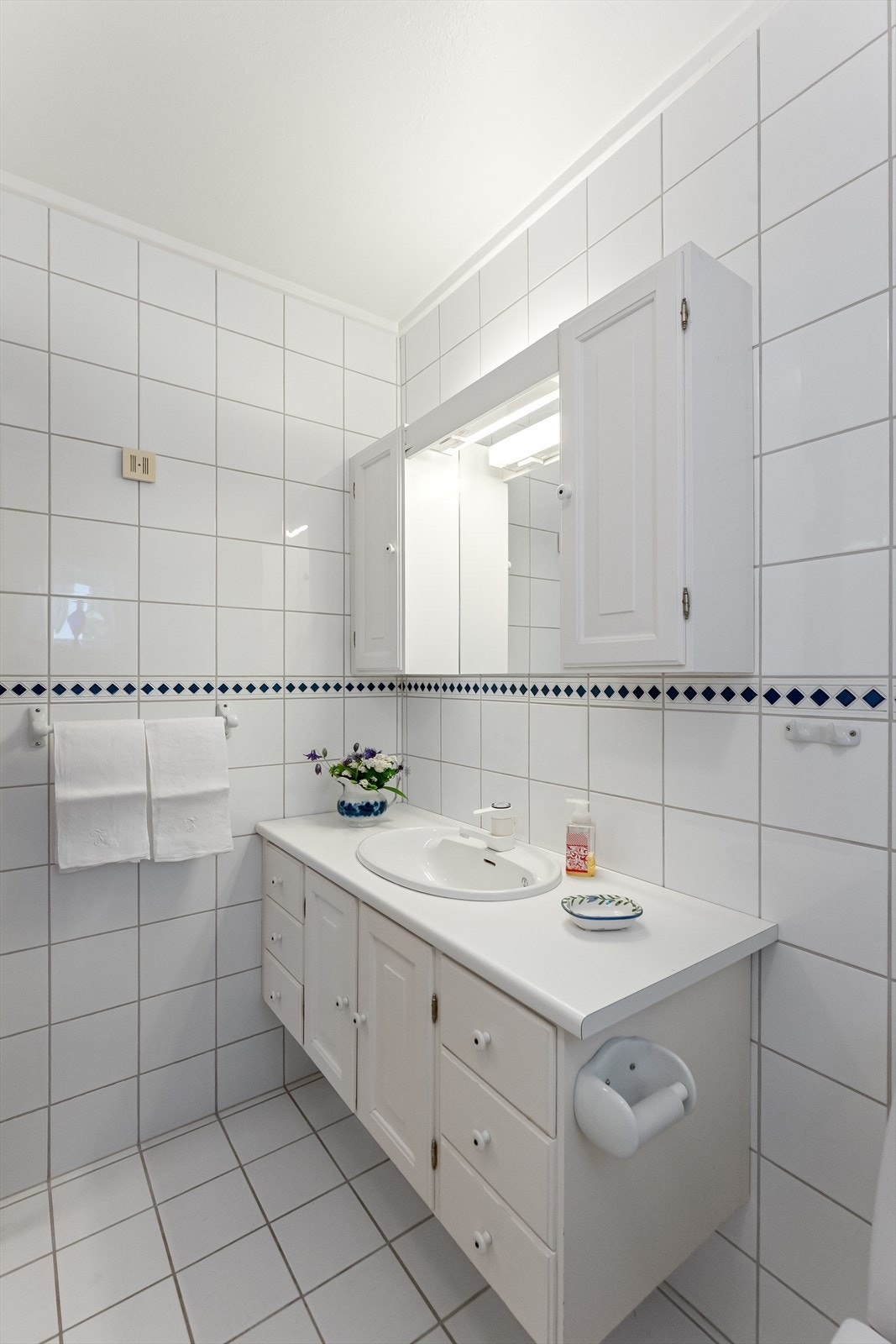 Servantinnredning med overskap og speil gir praktisk oppbevaringsplass på badet. Galleribilde