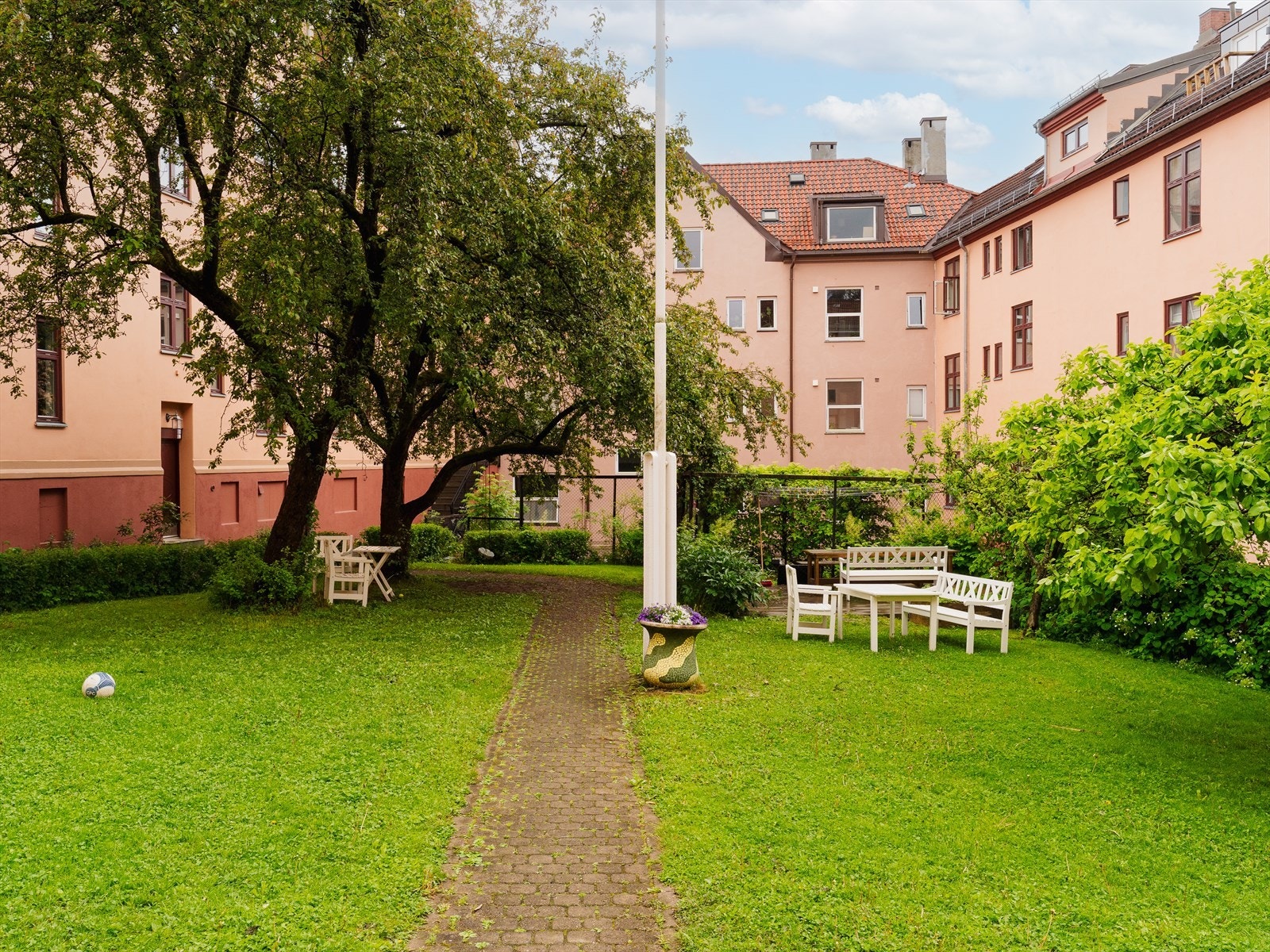 De frodige fellesarealene er et hyggelig samlingspunkt for beboerne. Galleribilde
