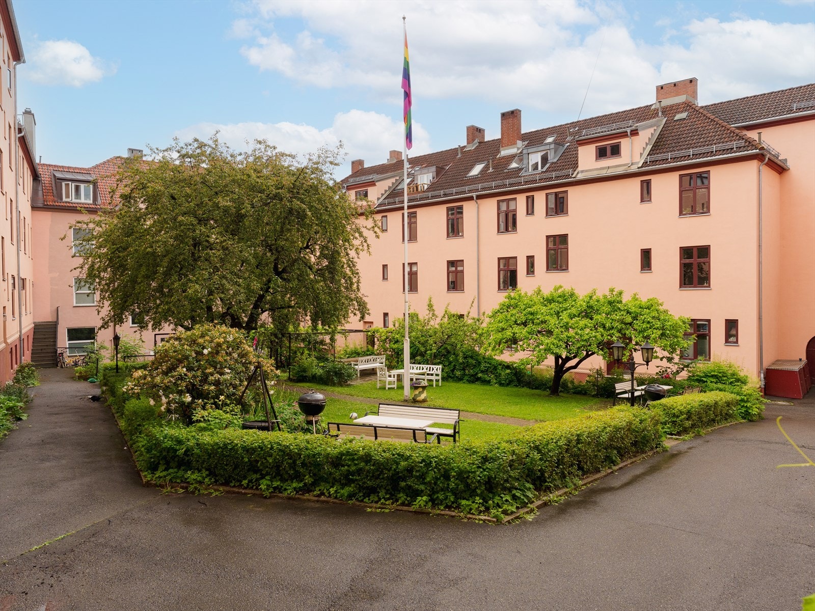 Borettslaget Vøyenvollen har et stort og pent opparbeidet gårdsrom med plen, sittegrupper og beplantning. Galleribilde