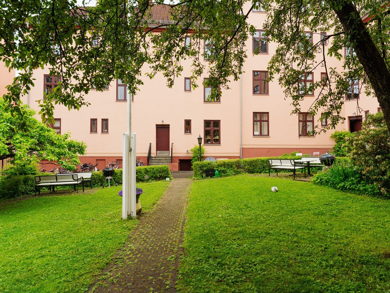 Felles uteområder i både øvre og nedre gård er oppgradert med plattinger, sitteområder, hagemøbler og beplantning som blodbøk og frukttrær. Galleribilde