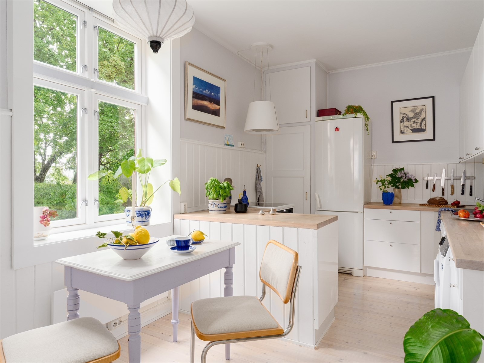 Kjøkkenet har en praktisk halvøy og plass til en hyggelig spisekrok ved vinduet. Boligen er full av sjarmerende og klassiske detaljer. Galleribilde
