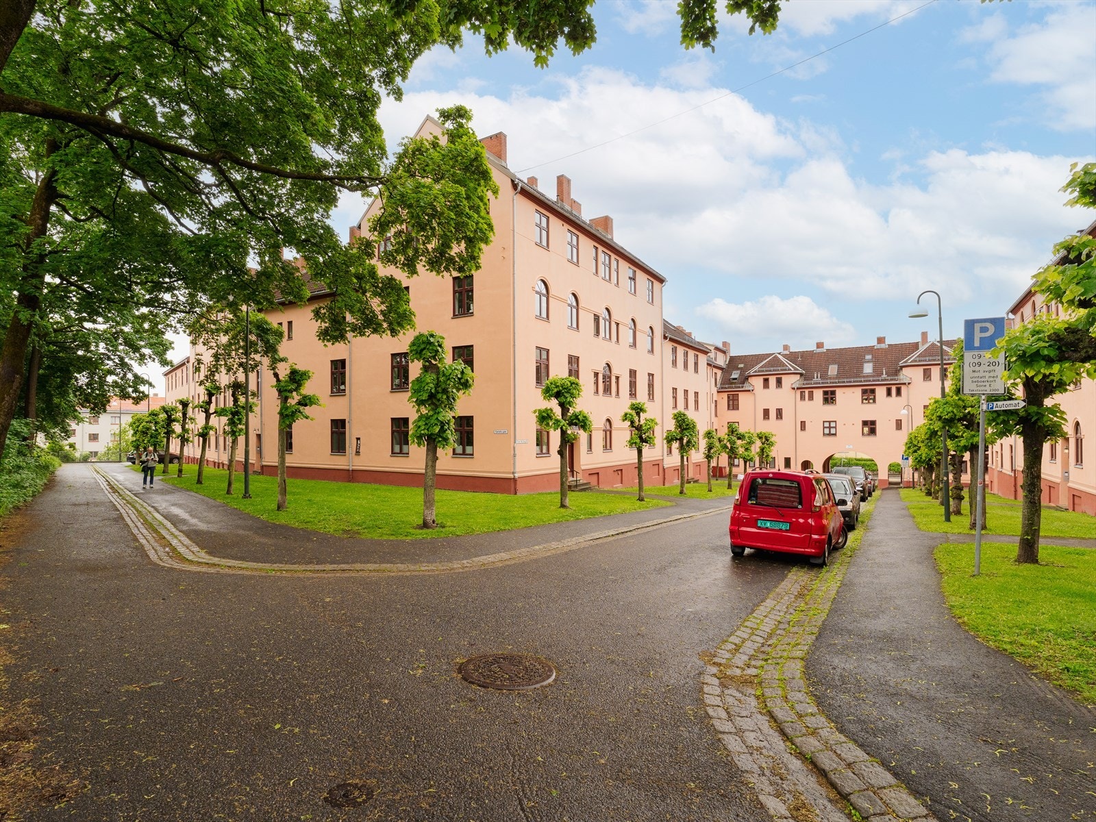 Eiendommen har en tilbaketrukket og rolig beliggenhet i en gate uten gjennomgangstrafikk. Galleribilde