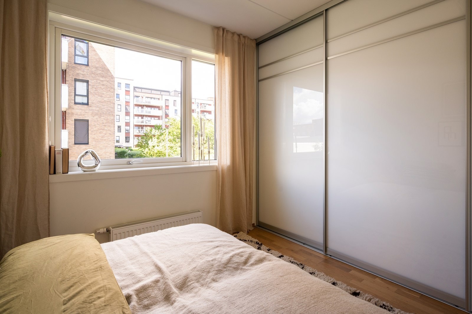 Plassbygd skyvedørsgarderobe fra gulv til tak gir rikelig med oppbevaringsplass. Galleribilde